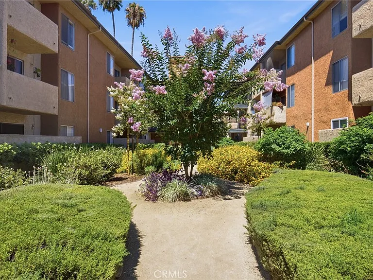 15425 Sherman Way #101 — Photo 16