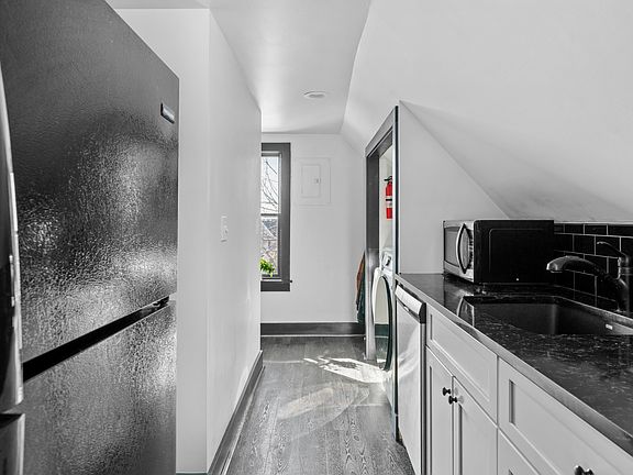 3rd image of 58 Cottage St #3