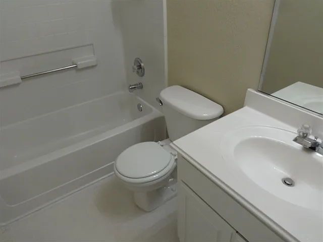 1009 Henry Ct — Photo 10