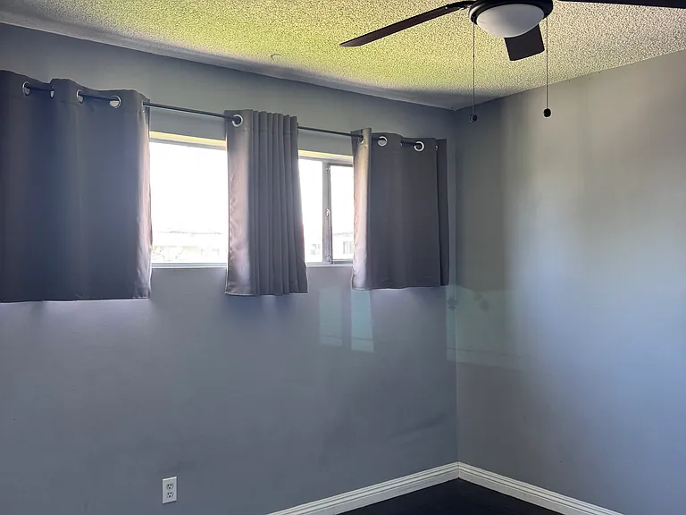 2nd bedroom with ceiling fan