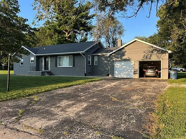 614 S Main St, Troy, IL 62294