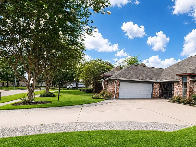 10710 Sandy Shoals Dr — Photo 2
