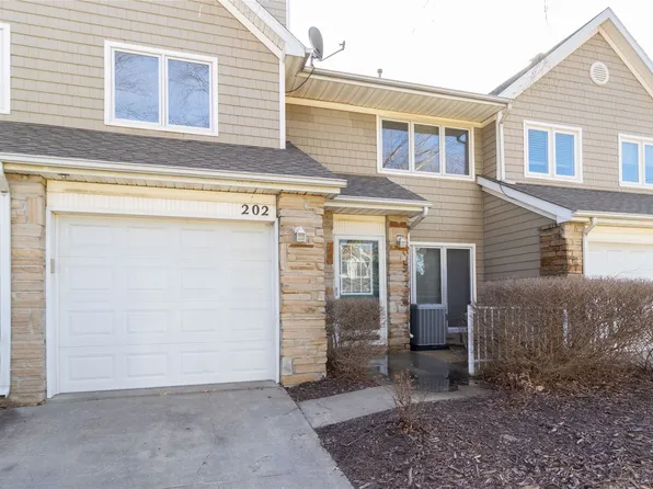 811 Burr Oaks Dr Unit 202, West Des Moines, IA 50266