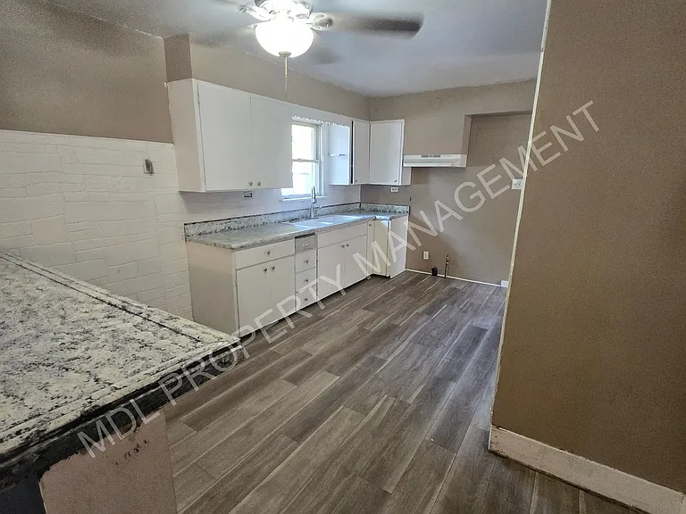 2257 S Niagara St — Photo 2