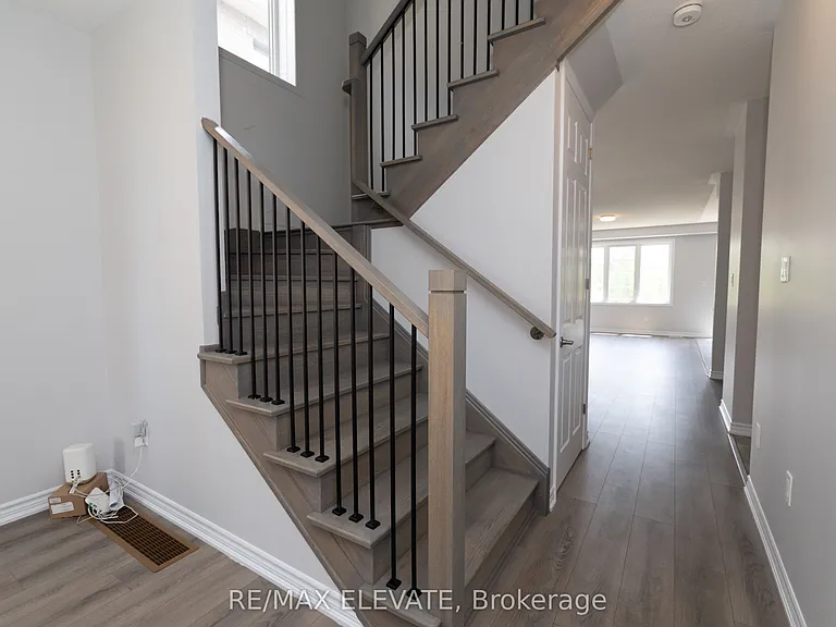 484 Trevor St — Photo 11