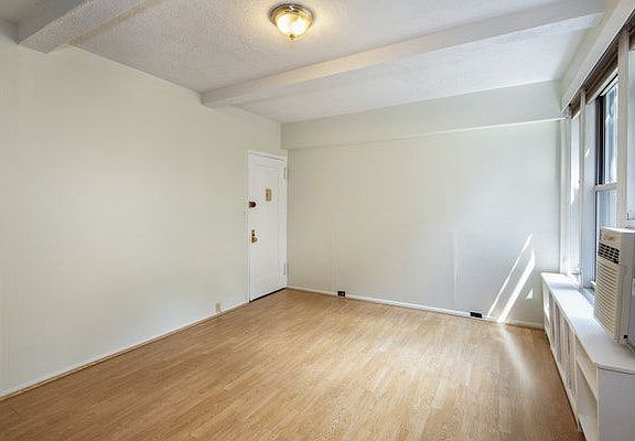 4th image of 325 W 45th St APT 909