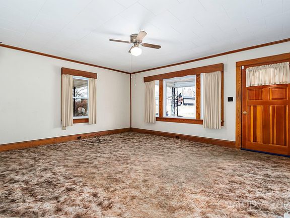 5th image of 1012 Lynn Dr