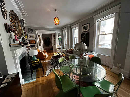 Rented by Salon Realty Corp | media 10
