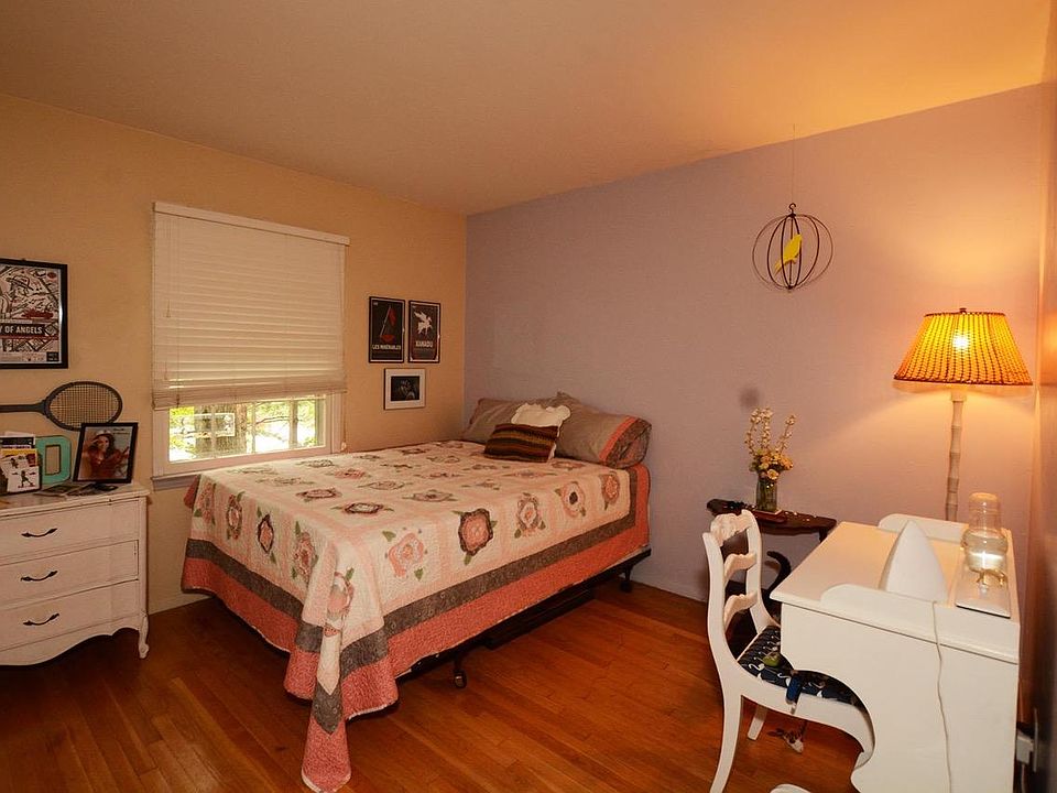 2nd bedroom/ study w large closet on L. Hardwood floors