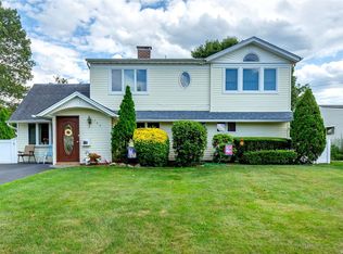 129 Acre Ln, Hicksville, NY 11801