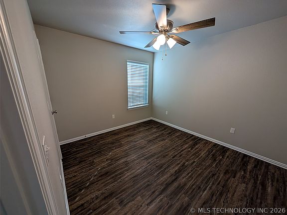 4th image of 3332 Little John Dr