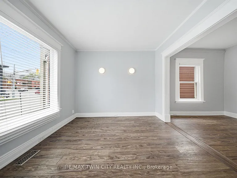 76 N Grey St E — Photo 6
