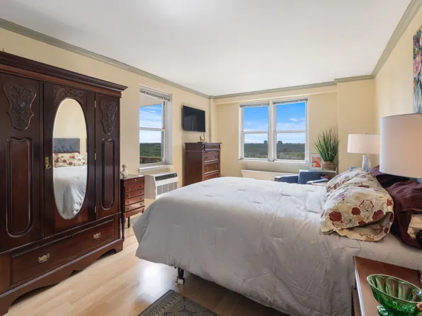 5900 Arlington Avenue image 4 of 13