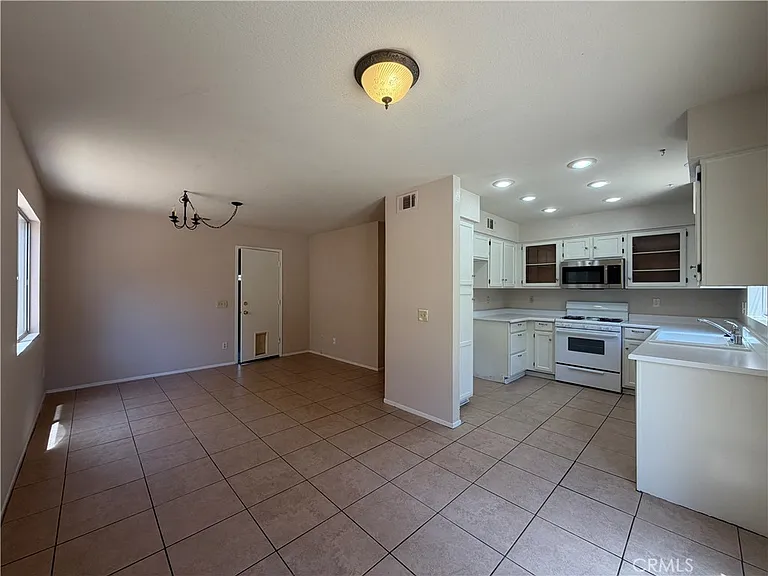42920 Corte Salamanca — Photo 7