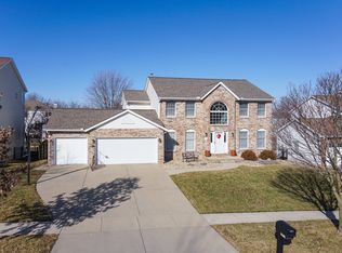 2814 Huntington Rd, Bloomington, IL 61704