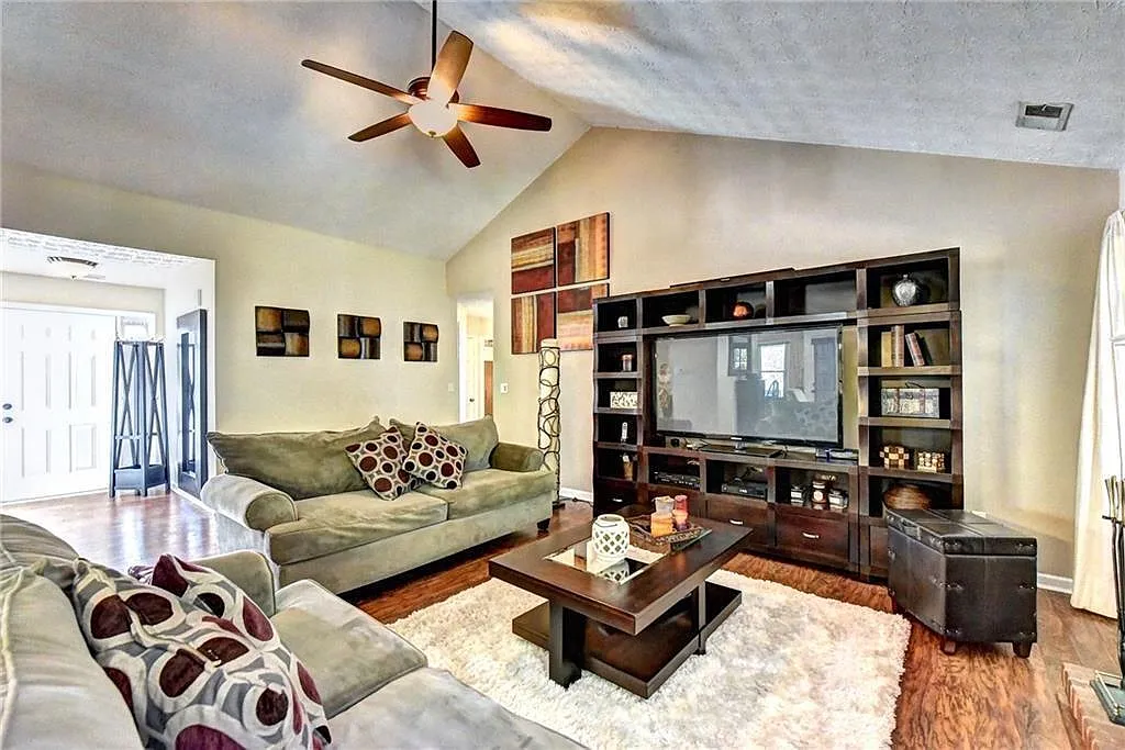 4 bed, 2.0 bath, 1895 sqft, $2,495 — Photo 2