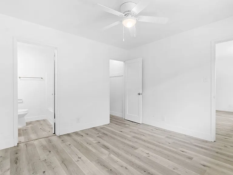 Country Club Apartments — Photo 13