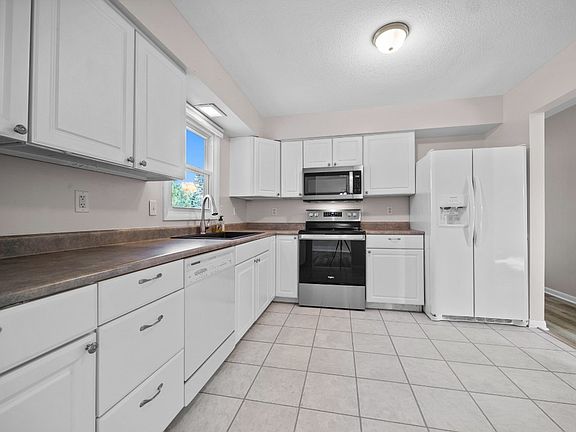 3rd image of 6428 Hearthstone Ln