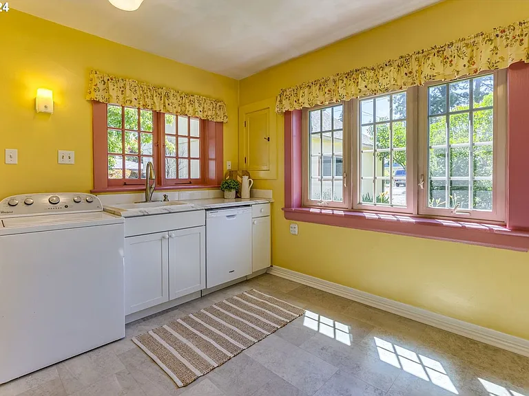 2430 SE Park Ave — Photo 17