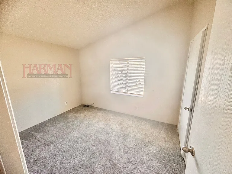 863 S Artesian Rd — Photo 13