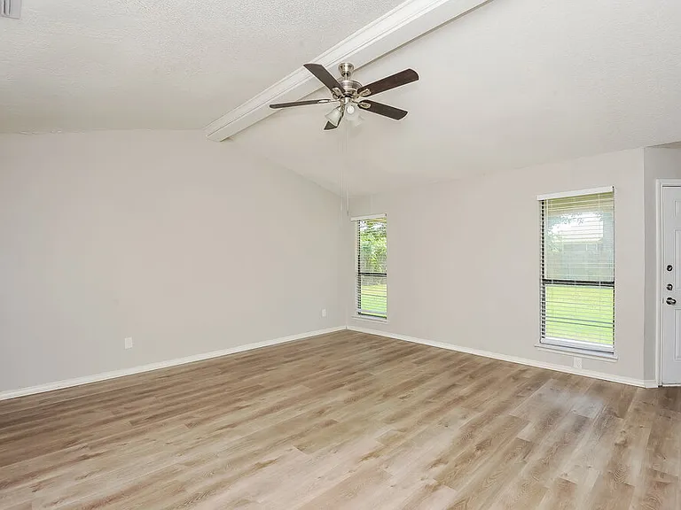 6221 Valley Forge Ct — Photo 3