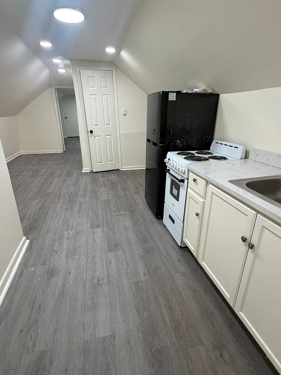 Photo 2 of 10 - 1035 Morris St #3 - Roselle, NJ Building Photo - 1035 Morris St #3