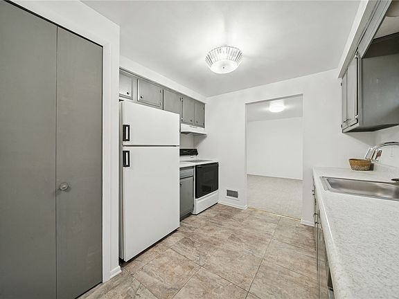 3rd image of 690 Pine Valley Dr