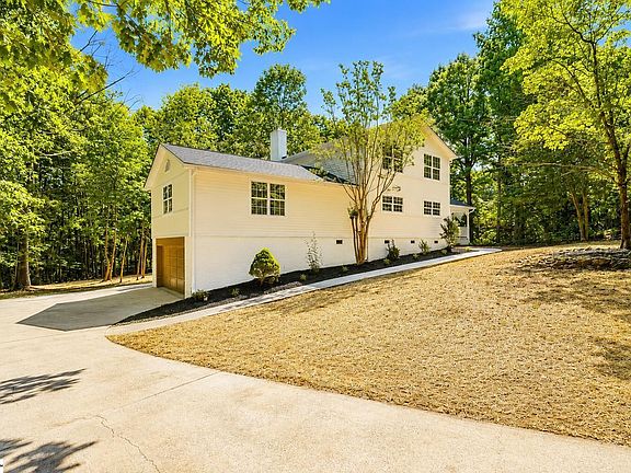 3rd image of 8 Overlook Ct