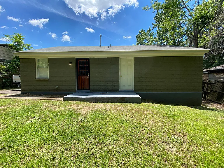 3402 Piney Woods Ave — Photo 2