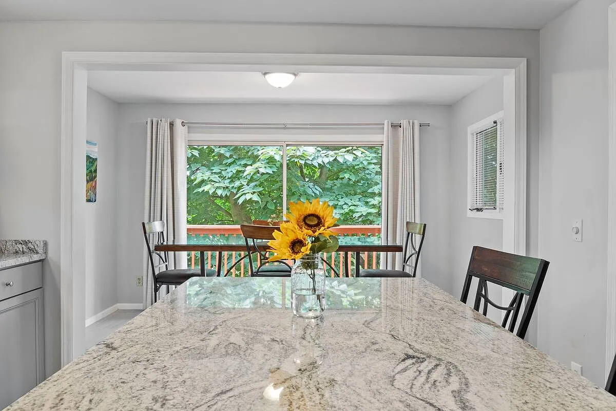 3 bed, 2035 sqft, $2,400 — Photo 4