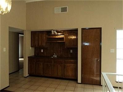 5th image of 811 Live Oak Dr