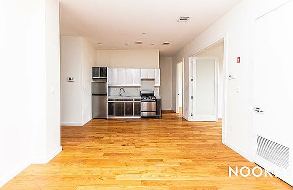 2nd image of 662 Park Pl APT 4R