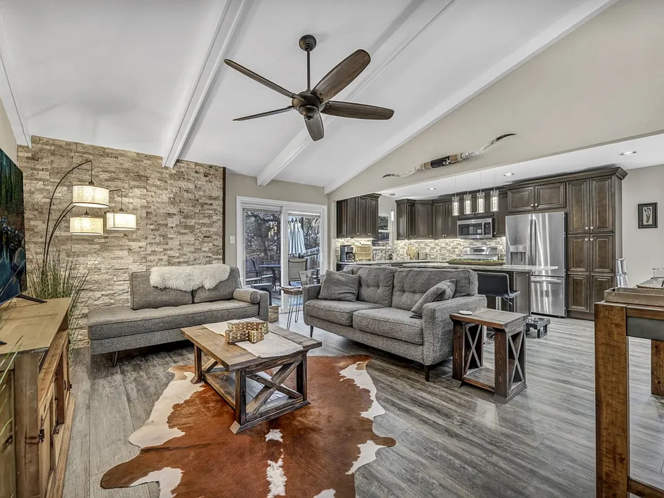 7112 Twisted Oaks Dr