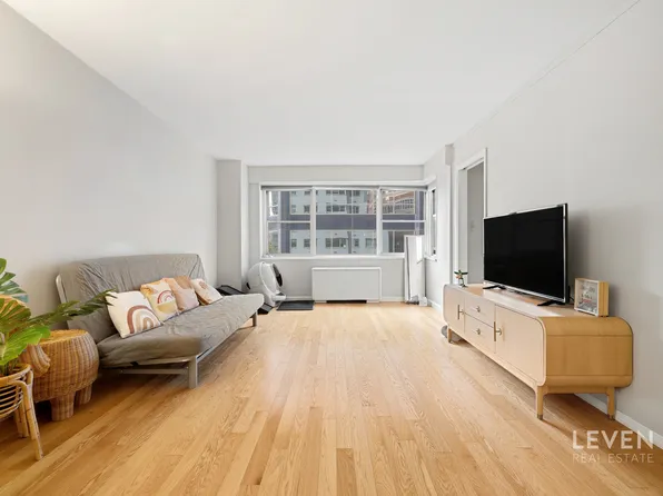 211 E 53rd St, New York, NY