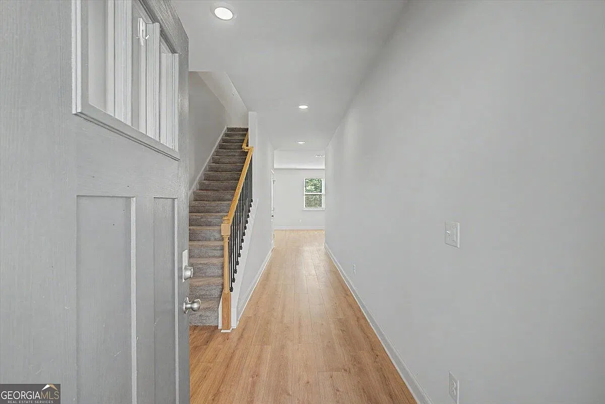 5 bed, 4.0 bath, 2615 sqft, $2,350 — Photo 3