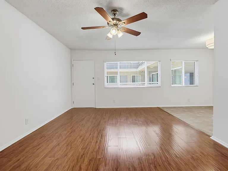 6113 8th Ave — Photo 3
