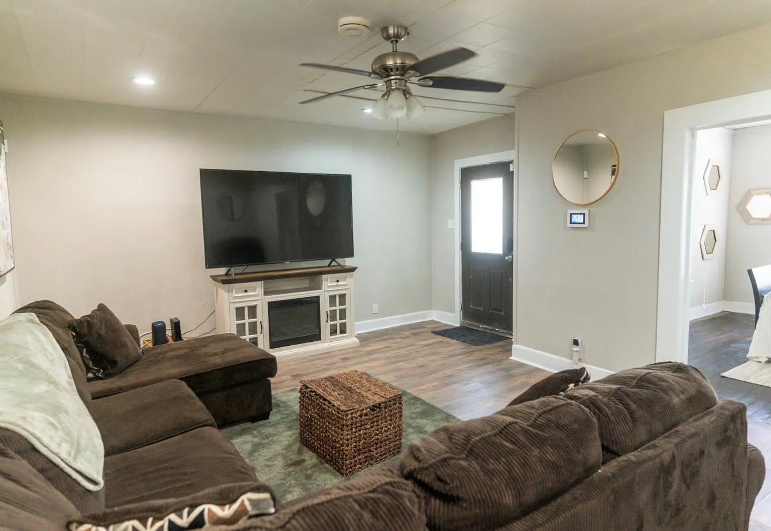 3 bed, 1.0 bath, 1120 sqft, $1,200 — Photo 2