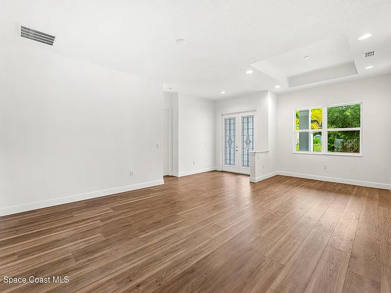 35 Loch Ness Dr — Photo 6