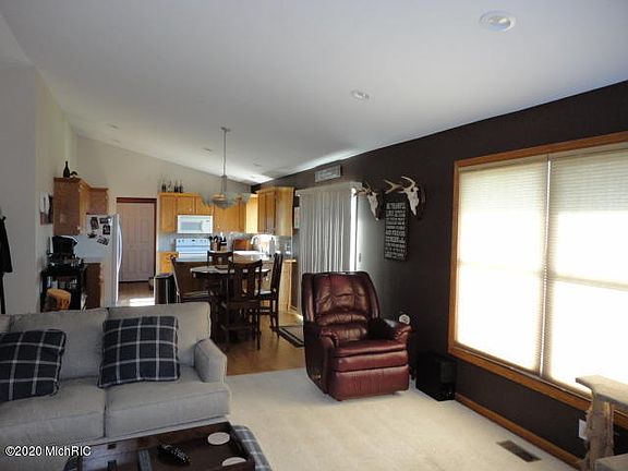 5th image of 3229 Camrose Dr