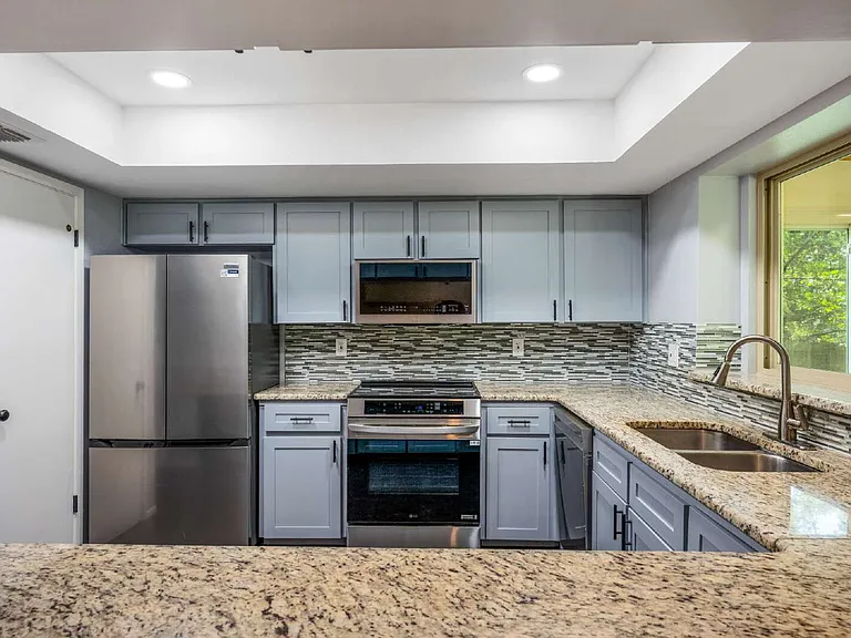 10502 Spicewood Pkwy — Photo 15