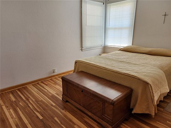 3rd image of 202 S Park Lane Dr