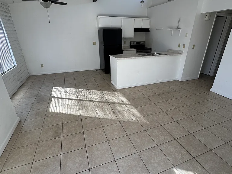 569 Campbell St #D — Photo 8