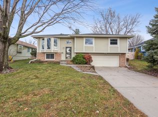 908 E Aberdeen Dr, Papillion, NE 68046