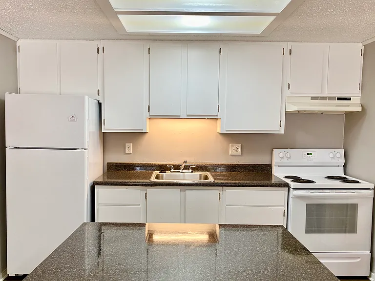 Bentwood Apartments — Photo 13