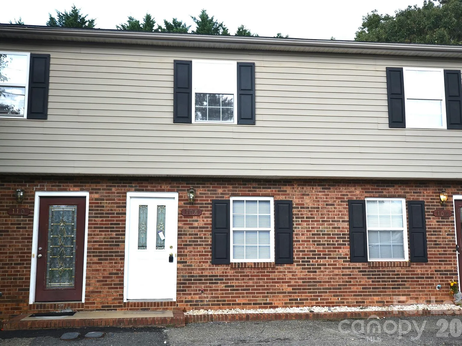 2 bed, 1.0 bath, 781 sqft, $1,000 — Photo 2