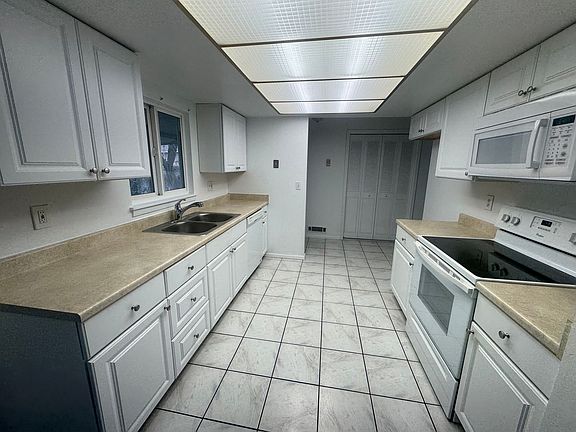 4th image of 3212 W Derby Cir