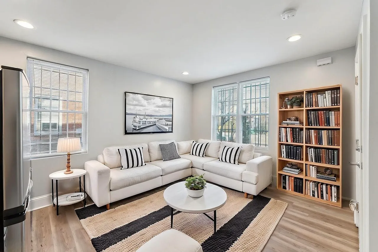 2 bed, 800 sqft, $1,799 — Photo 1