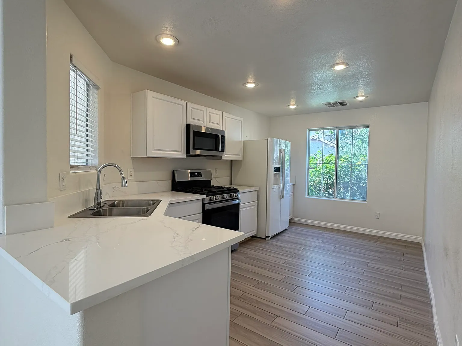 4 bed, 2.5 bath, 1541 sqft, $1,950 — Photo 2