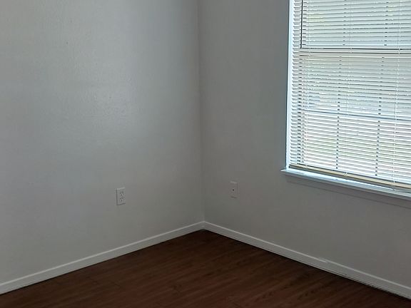 4th image of 301 S Texas St
