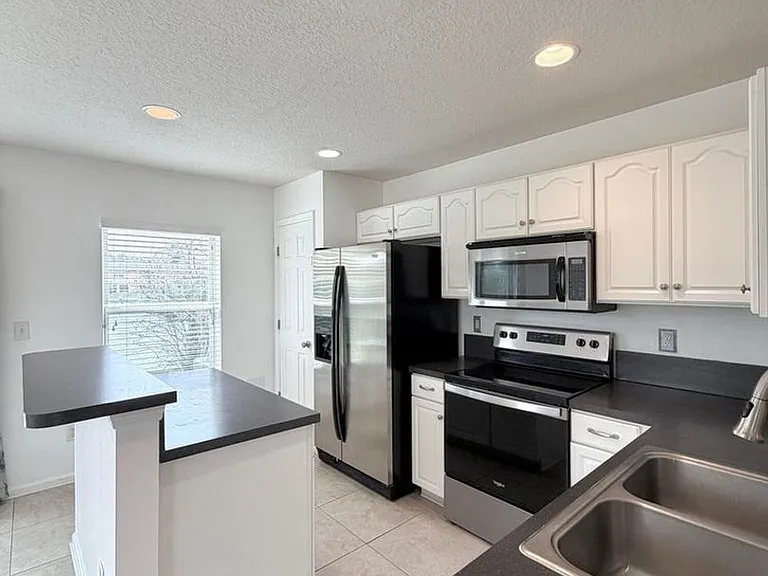 104 Crete Ct — Photo 2